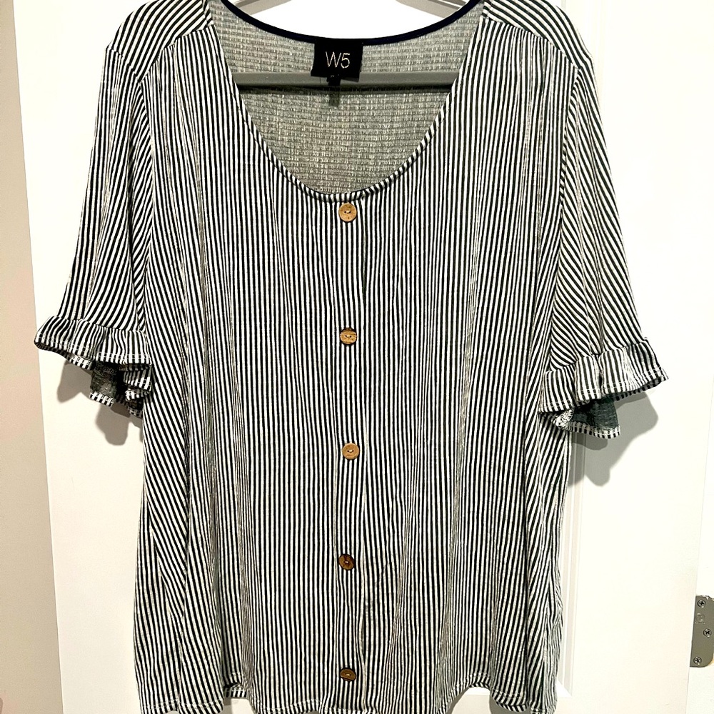 Never worn size 3x cute ruffled top
